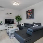 In With House Sea View *