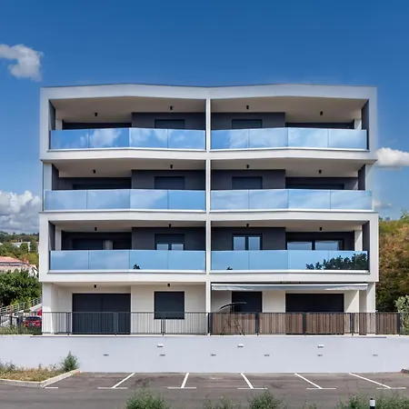 2 Bedroom Cozy In Apartment Kostrena